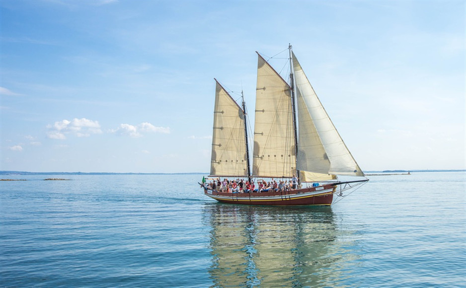 「2019-09-09」A ship in port is safe, but that’s not what ships are built for. Sail out to sea and do new things.美图壁纸